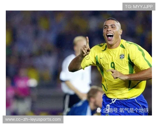 中场大师复刻马拉多纳式带球，全场掌声雷动