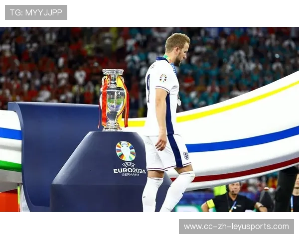 凯恩中距离弯刀射门险些命中，热刺攻势愈加主动：一场关于信念与协同的进攻之旅